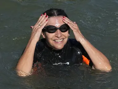 Wali kota Paris Anne Hidalgo menepati janjinya untuk berenang di sungai Seine, Rabu (17/7/2024). (AP Photo/Michel Euler)