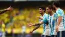 Pemain Argentina Lucas Biglia (2 kanan) merayakan kemenangan bersama rekannya pada laga kualifikasi Piala Dunia Russia 2018 zona CONMEBOL di  Stadion Metropolitano Roberto Melendez, Barranquilla, Rabu (18/11/2015) dini hari WIB. (AFP Photo/Luis Robayo)