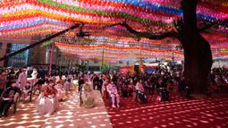 Umat Buddha memakai masker dan menjaga jarak sosial untuk mencegah penyebaran COVID-19 saat upacara merayakan ulang tahun Buddha di Kuil Jogye, Seoul, Korea Selatan, Rabu (19/5/2021). Umat Buddha mengunjungi kuil di seluruh negeri untuk merayakannya ulang tahun Sang Buddha. (AP Photo/Lee Jin-man)