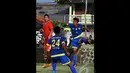 Pemain baru Persija, Alan Emanuel Aciar (kiri) ikut berlaga dalam uji coba melawan Cilegon United di lapangan Mako Brimob, Depok, Jawa Barat, Rabu (14/1/2015). (Liputan6.com/Miftahul Hayat)
