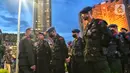 Personel Polri saat apel persiapan pengamanan perayaan malam Tahun Baru 2023 di Bundaran HI, Jakarta, Sabtu (31/12/2022). Tim gabungan TNI-Polri merapatkan barisan untuk berkoordinasi menjaga acara puncak malam tahun baruan di Bundaran HI. (Liputan6.com/Angga Yuniar)