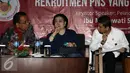 Pelindung IBI, Megawati Soekarnoputri berbicara dalam forum diskusi bersama Ikatan Bidan Indonesia, Jakarta (2/5). Megawati mengatakan Pemerintah harus memprioritaskan anggaran untuk pengangkatan para Bidan PTT jadi PNS. (Liputan6.com/Helmi Afandi)