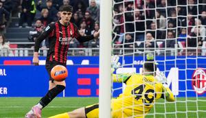 Davide Bartesaghi mencetak gol pembuka timnya dalam laga Serie A antara AC Milan vs Sassuolo di San Siro, 14 Desember 2025. (AP Photo/Luca Bruno)