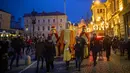 Warga berparade saat perayaan Epiphany atau Hari Tiga Raja di Vilnius, Lituania, 6 Januari 2022. Epiphany adalah sebuah hari raya keagamaan dalam sejumlah denominasi gereja Kristen pada tanggal 6 Januari. (AP Photo/Mindaugas Kulbis)