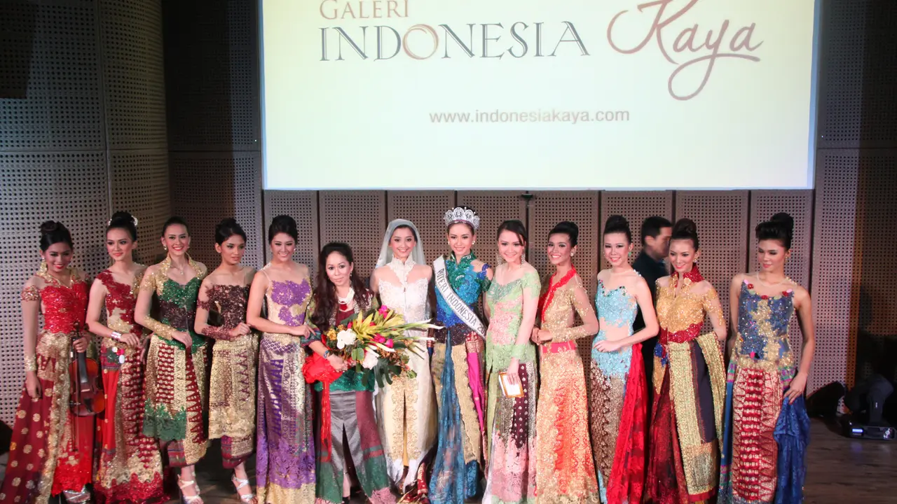 Cantiknya 10 Puteri Indonesia Kenakan Songket Palembang