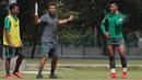 Hargianto (kiri) dan rekannya menyimak arahan pelatih timnas Indonesia, Luis Milla di Lapangan ABC Senayan, Jakarta (21/2/2018). Latihan ini merupakan persiapan Asian Games 2018. (Bola.com/Nick Hanoatubun)