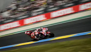 Pembalap Italia dari Tim Ducati Lenovo, Francesco Bagnaia, menikung saat sesi latihan pertama menjelang Grand Prix MotoGP Prancis di Le Mans, Prancis barat laut, pada 8 Mei 2026. (Loic VENANCE/AFP)