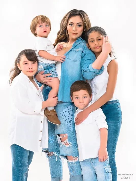 Memberikan kasih sayang yang tulus dan perhatian lebih menjadi cara Celine untuk menjaga kesehatan mental anak-anaknya. Ia juga berusaha memberikan pengertian kalau kondisi sekarang ini tidak ada yang berbeda. (Instagram/celine_evangelista)