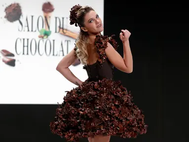 Penyanyi dan aktris Prancis, Anais Delva mengenakan gaun bertabur cokelat saat pertunjukan sebagai bagian dari Chocolate Fair (Salon du Chocolat) di Paris, Selasa (30/10). Acara itu diselenggarakan hingga 4 November 2018 mendatang. (AP/Thibault Camus)