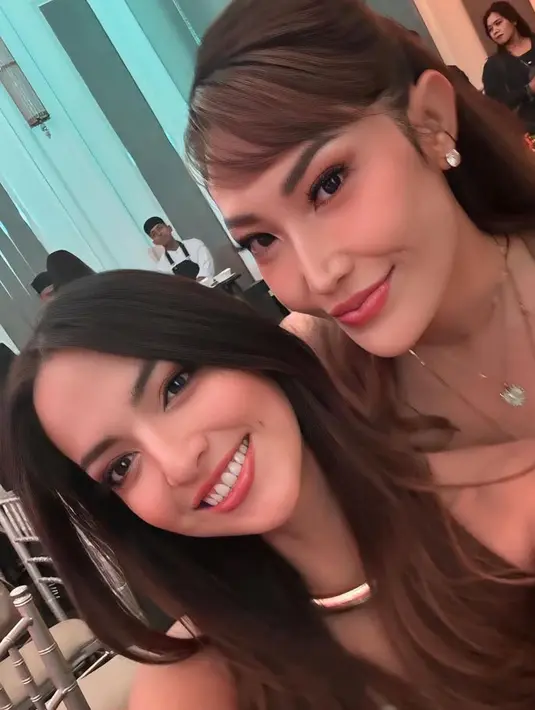 Melengkapi tampilannya dengan kalung keemasan tanpa liontin. Tampak juga Ayu Dewi di acara tersebut.  [@ramadhaniabakrie]