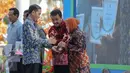 Presiden Jokowi memberikan piagam kepada Walikota Surabaya, Tri Rismaharini (kanan) saat acara puncak Peringatan Hari Anak Nasional di Istana Bogor, Jawa Barat, Selasa (11/8/2015). (Liputan6.com/Faizal Fanani)