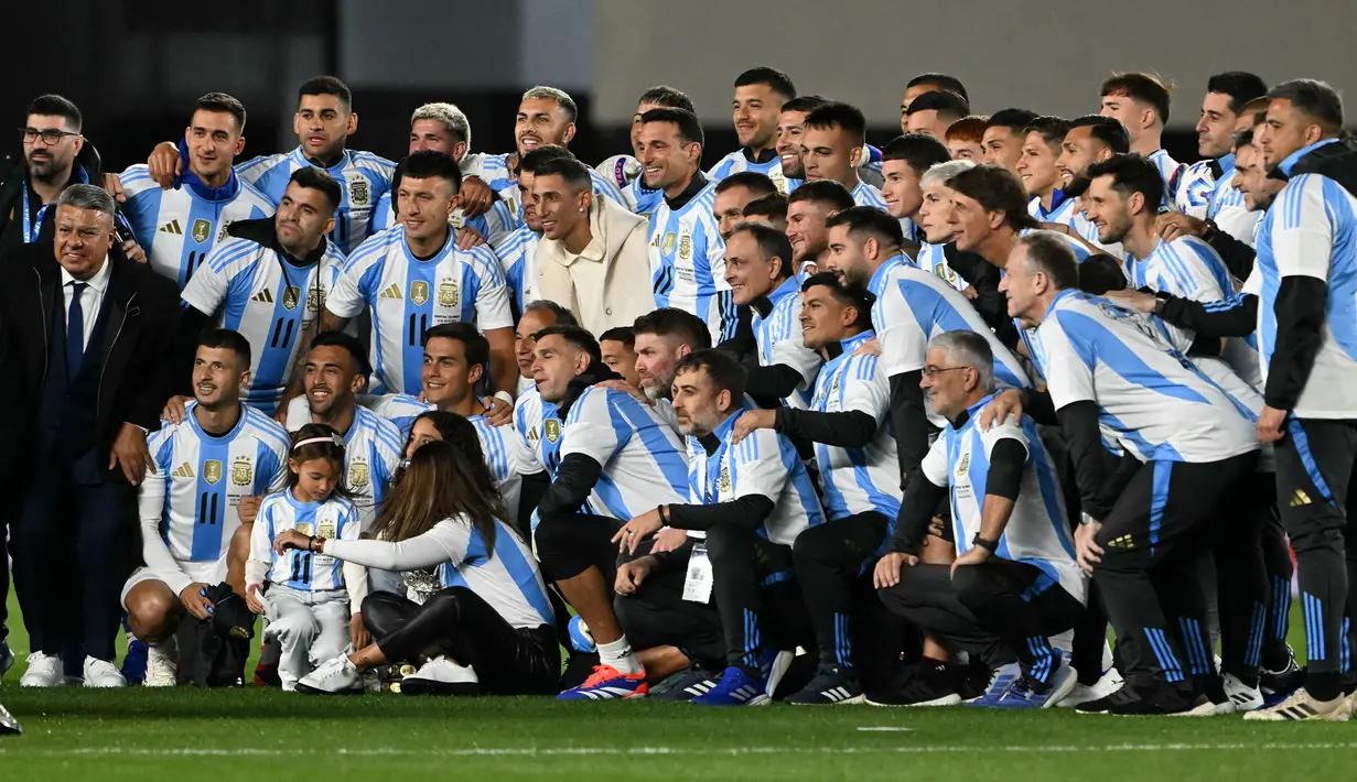 Pemain Argentina, Angel Di Maria berfoto bersama dengan rekan setimnya sebelum pertandingan kualifikasi Piala Dunia 2026 melawan Chile di stadion Mas Monumental, Buenos Aires, Argentina, Jumat (06/09/2024) WIB. (AFP/Luis Robayo)