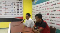 Pelatih Persiba Balikpapan Hariyadi (kiri). (Liputan6.com/Rana Adwa)