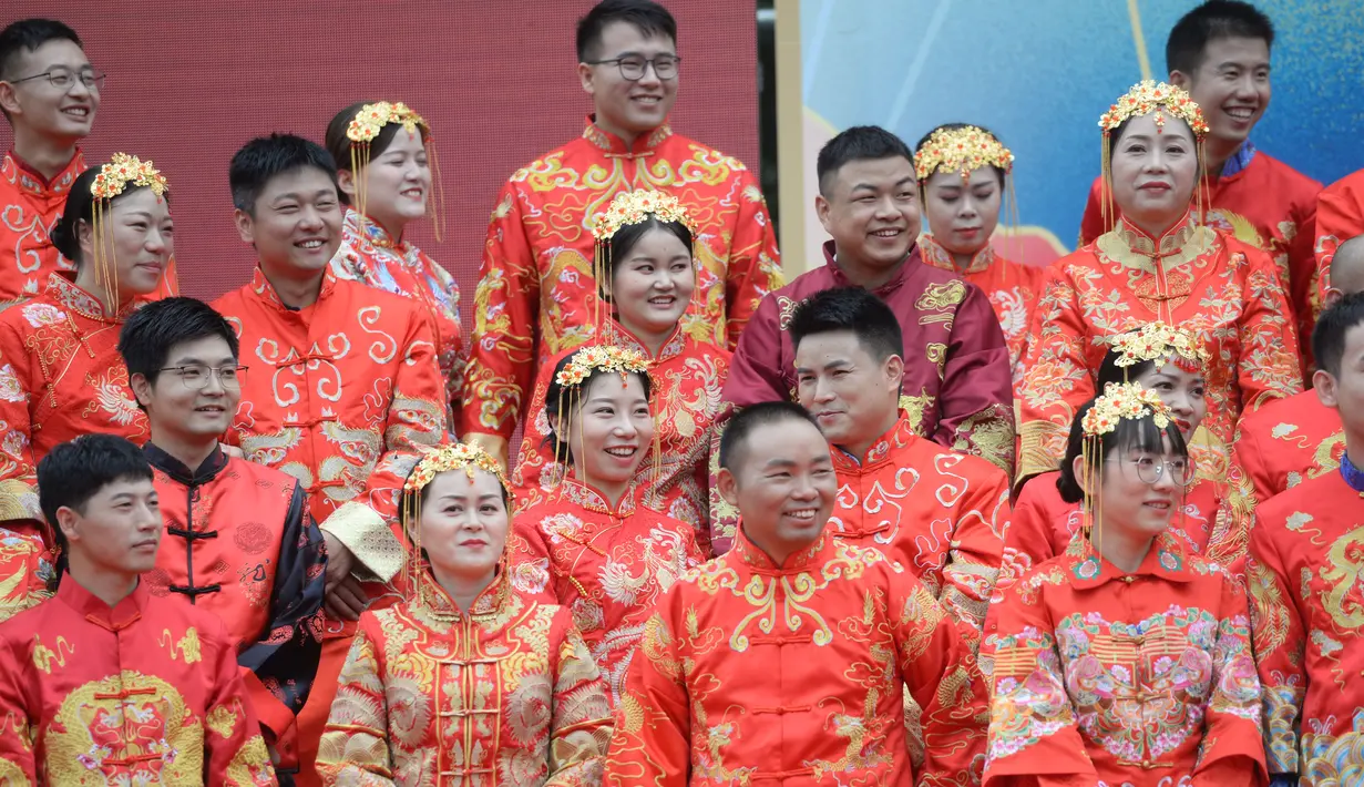 Para mempelai pria dan wanita mengikuti pernikahan massal bergaya China di Changsha, Provinsi Hunan, China, 25 September 2020. Sebanyak 71 pasangan resmi menjadi suami-istri usai mengikuti upacara pernikahan tradisional dalam acara nikah massal. (Xinhua/Chen Zhenhai)