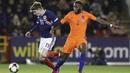 Pemain Skotlandia, Ryan Christie (kiri) mencoba melewati adangan pemain Belanda, Timothy Fosu-Mensah pada laga persahabatan di Pittodrie, Aberdeen, Skotlandia (9/11/2017). Belanda menang 1-0. (Andrew Milligan/PA via AP)