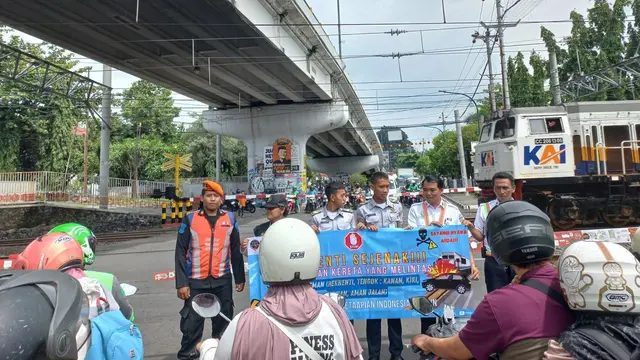 Petugas Beri edukasi di perlintasan kereta