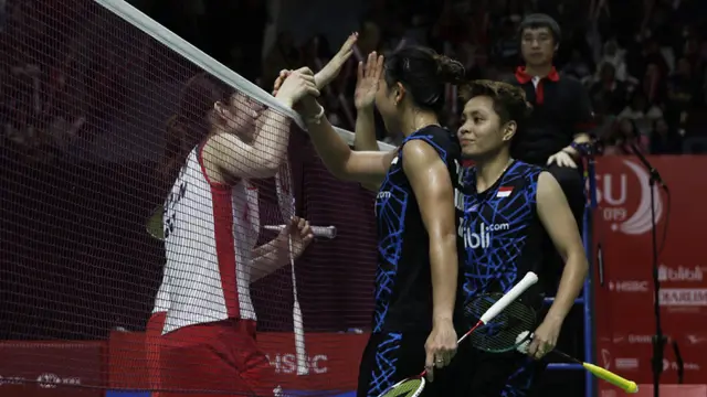 Ganda putri Indonesia, Greysia Polii / Apriyani Rahayu, bersalaman usai dikalahkan ganda Jepang. (Bola.com/Yoppy Renato)
