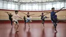 Para penari berlatih jelang pementasan pertunjukan tari bertajuk “Hope” di Jakarta International Velodrome, Jakarta, Minggu (29/11/2020). Pertunjukan yang memadukan balet dan tarian Jawa tersebut akan diselenggarakan pada 6 Desember 2020. (merdeka.com/Iqbal S. Nugroho)