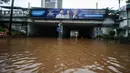 Banjir yang menggenangi terowongan Dukuh Atas, Jakarta, Senin (11/12). Akibat banjir setinggi hingga satu meter tersebut, banyak kendaraan yang mogok, dan jalan tidak dapat diakses warga. (Liputan6.com/Faizal Fanani)
