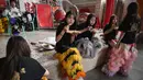 Barongsai adalah tarian tradisional Tiongkok yang menggunakan sarung yang menyerupai singa. (Jade GAO/AFP)