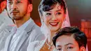 Bagian bawah kebaya dimodifikasi menjadi rok span pendek yang memberikan kesan chic dan modern. Kombinasi ini menciptakan perpaduan sempurna antara tradisi dan tren busana terkini. [@fannyghassani].