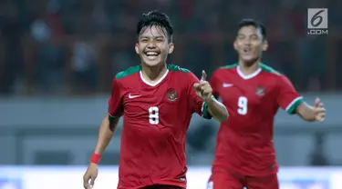 Pemain tengah Timnas Indonesia U-19, Witan Sulaeman (kiri) merayakan gol ke gawang Thailand U-19 pada laga persahabatan di Stadion Wibawa Mukti, Cikarang, Jawa Barat, Minggu (8/10). Indonesia menang 3-0. (Liputan6.com/Helmi Fithriansyah)