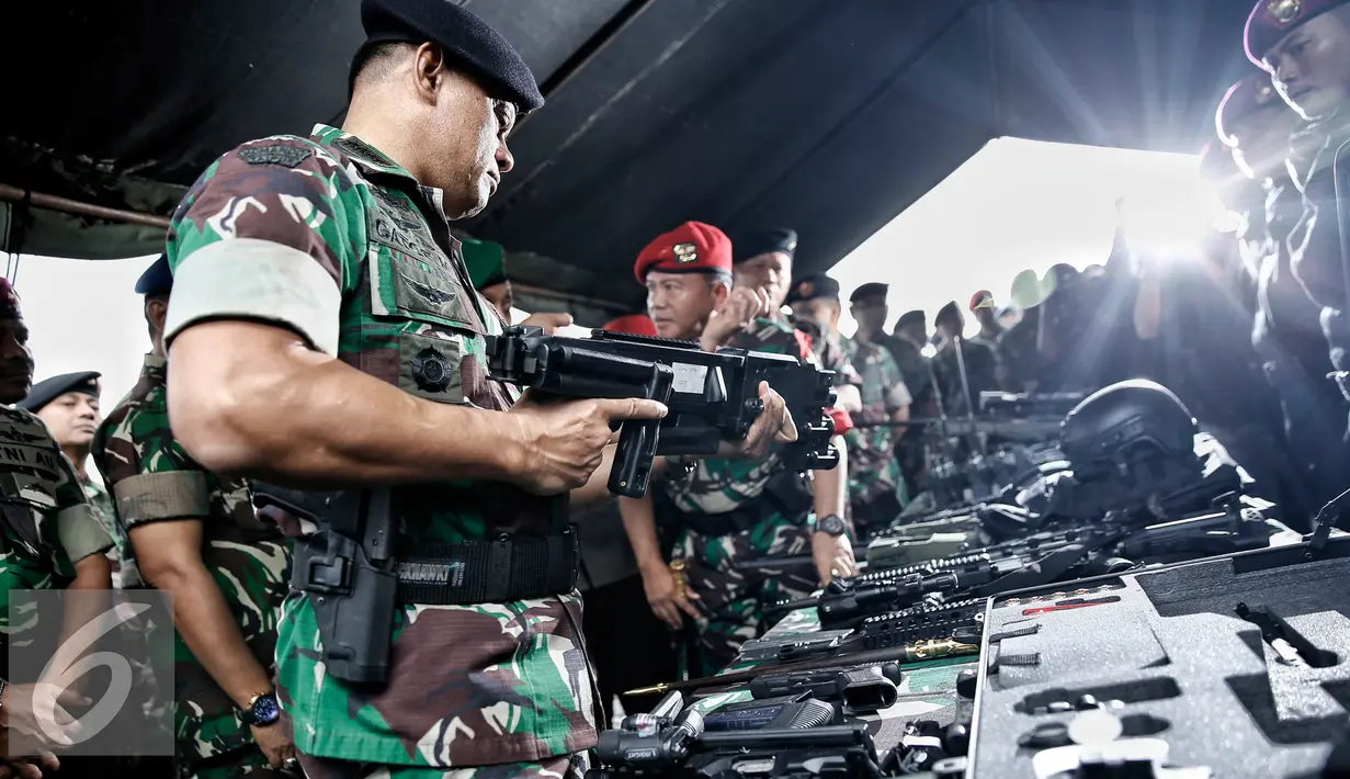 Panglima TNI Jenderal Gatot Nurmantyo memeriksa kelengkapan senjata usai Apel Gelar Pasukan Pengamanan KTT OKI ke-5 di Silang Monas, Jakarta Pusat, Selasa (1/3/2016). (Liputan6.com/Faizal Fanani)