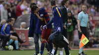 Ekspresi striker Barcelona, Luis Suarez, saat dibopoh ke luar lapangan setelah mengalami cedera pada laga final Copa del Rey melawan Sevilla, di Stadion Vicente Calderon, Minggu atau Senin (23/5/2016) dini hari WIB. (AFP/Josep Lago). 
