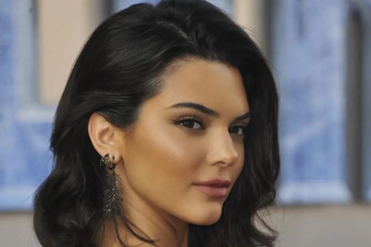 7 Artis Hollywood yang Tampil Menawan dengan Rambut Hitam