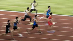 Para pelari beradu cepat pada babak kualifikasi nomor 100 meter cabang atletik Asian Games di SUGBK, Jakarta, Sabtu (25/8/2018). (Bola.com/Vitalis Yogi Trisna)