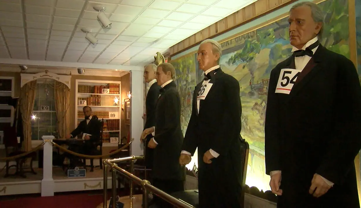 Deretan patung Presiden AS yang dilelang oleh Museum Hall of Presidents di Gettysburg, Pennsylvania, Sabtu (14/1). Museum yang tutup pada November lalu tersebut menjual hampir seluruh koleksi mereka. (AP Photo/ SEAN SIMMERS)