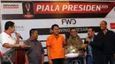 Manajer Persib, Umuh Muchtar (kedua kanan) memberikan pernyataan jelang Drawing 8 Besar Turnamen Piala Presiden 2015 di Jakarta, Jumat (11/9/2015). (Liputan6.com/Helmi Fithriansyah)
