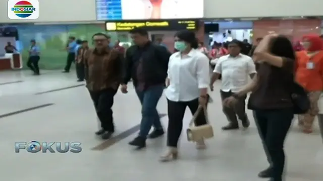 Kahiyang Ayu dan Bobby Nasution tiba di Bandara Kualanamu bersama ratusan penumpang pesawat Garuda lainnya pada Minggu siang.