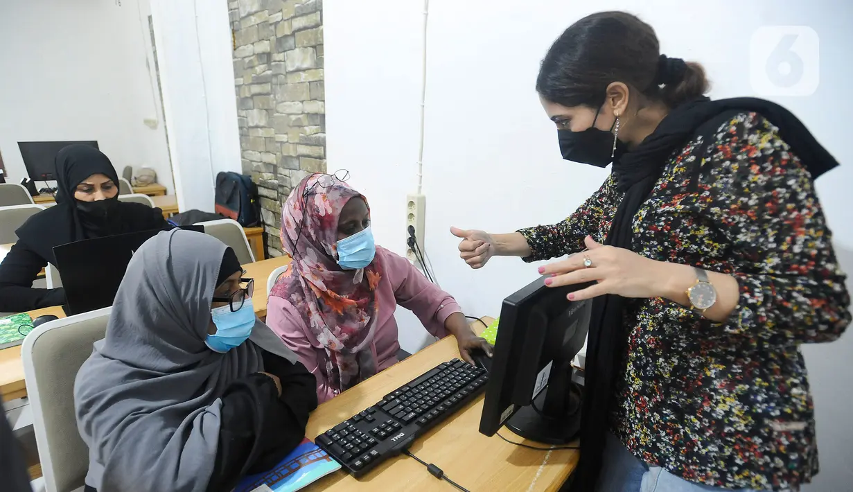 Pengungsi melakukan pelatihan komputer di Peace Educational Shelter, Cisarua, Jawa Barat, Selasa (17/1/2023). Kegiatan yang diinisiasi oleh Peace Educational Shelter secara gratis dengan tenaga pengajar berasal dari para pengungsi sendiri di tengah keterbatasan dana dan tenaga mereka yang bertujuan mengisi kesibukan sehari-hari dengan berbagai kegiatan positif  di tengah ketidakpastian mereka mendapatkan tempat di pihak negara ketiga. (merdeka.com/Arie Basuki)