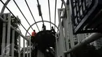 Pekerja melakukan proses perbaikan Jembatan Penyebrangan Orang (JPO) di Jalan Kasblanca, Jakarta, Selasa (22/11). Pemerintah Provinsi DKI Jakarta menargetkan perbaikan JPO tak layak segera rampung. (Liputan6.com/Helmi Fithriansyah)