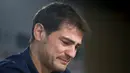 Iker Casillas tampak menahan tangis saat menyampaikan salam perpisahan di Stadion Santiago Bernabeu, Madrid, Spanyol, Minggu (12/7/2015). Setelah 25 tahun, Casillas akhirnya resmi meninggalkan Real Madrid menuju Porto FC. (REUTERS/Andrea Comas)