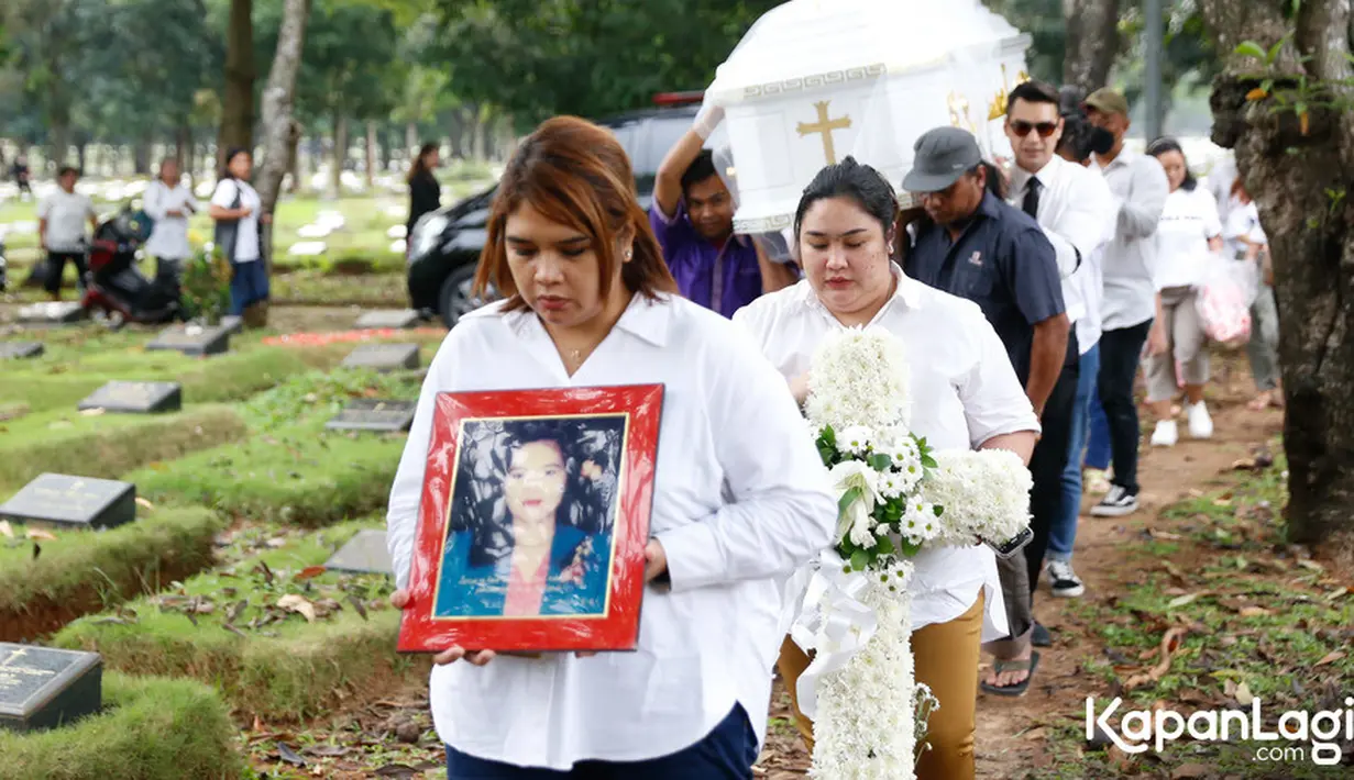 Jonas dan istri serta putrinya turut mengantarkan Leony ke peristirahatan terakhirnya. Ibunda Jonas dimakamkan di TPU Pondok Ranggon, Jakarta Timur, Sabtu (9/7/2023). Jonas tampak  ikut mengotong peti jenazah warna putih. [Foto: Bayu Herdianto/KapanLagi.com]