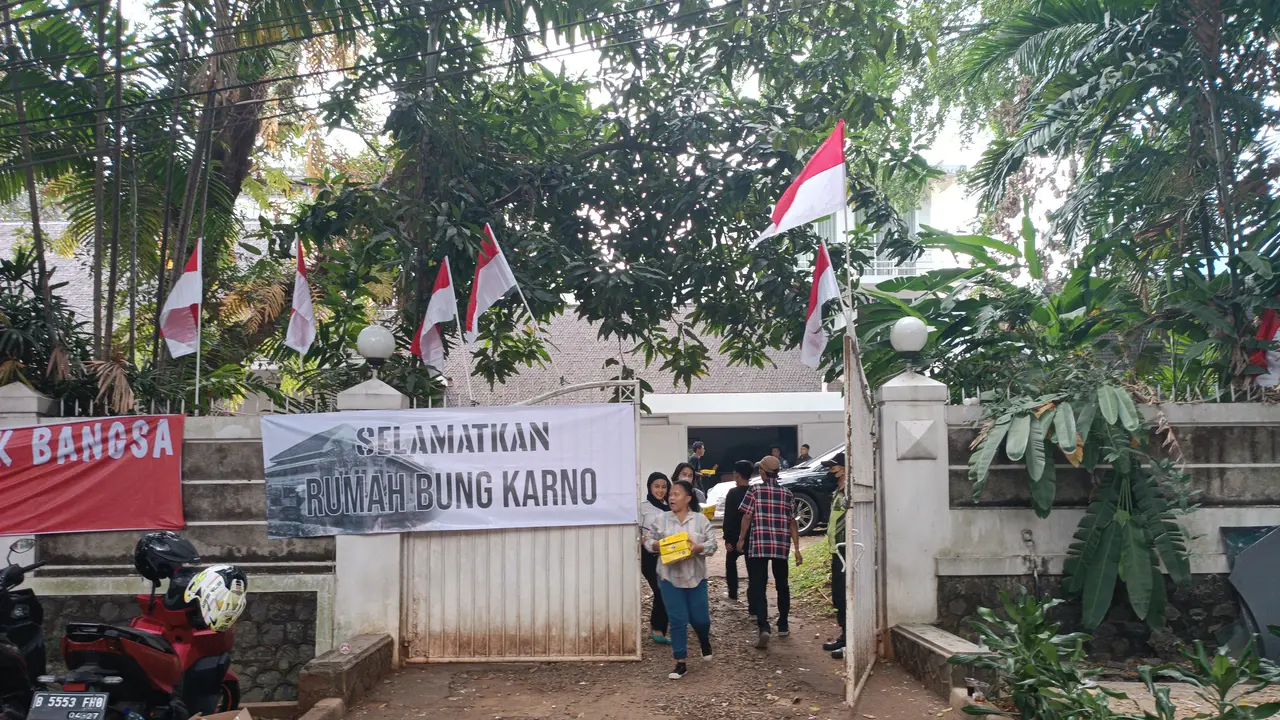 Sejumlah orang terlihat berjaga di depan rumah Guruh Soekarnoputra.