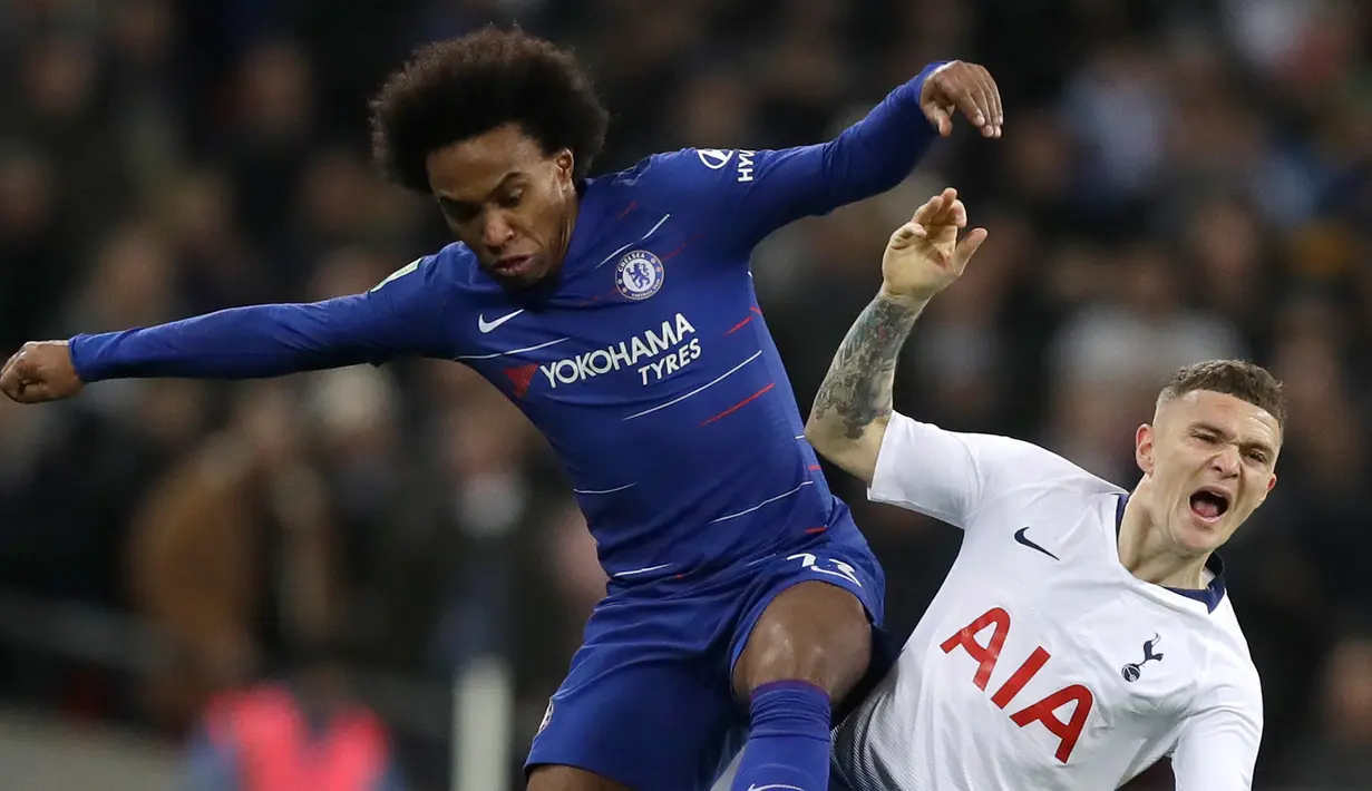 Pemain Chelsea, Willian berebut bola dengan Kieran Trippier dari Tottenham Hotspur pada pertandingan leg pertama semifinal Piala Liga Inggris, di Stadion Wembley, Rabu (9/1). Tottenham Hotspur mengalahkan Chelsea dengan skor 1-0. (AP/Frank Augstein)