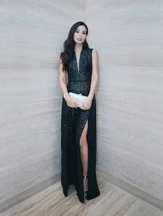Untuk nuansa yang lebih glamor, Sebastian Gunawan merancang sebuah gaun sequin panjang dengan potongan v-neck yang rendah. Aksen belt di bagian pinggang memberikan lekukan tubuh bagi penggunanya (instagram/sebastiangunawanofficial)