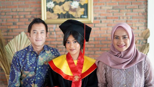 8 Momen Wisuda Online Siti Adira Kania, Ditemani Aldi Bragi dan Ikke Nurjanah