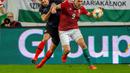 Duel antara Dejan Lovren dan Adam Szalai pada laga kedua babak kualifikasi Piala Eropa 2020 Grup E yang berlangsung di Stadion Groupama Arena, Budapest, Senin (25/3). Kroasia kalah 1-2 kontra Hungaria. (AFP/Attila Kisbenedek)