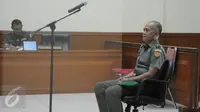 Terdakwa Brigjen Teddy Hernayadi mendengarkan pembacaan vonis di Pengadilan Militer Jakarta, Rabu (30/11). Majelis hakim menjatuhkan vonis hukuman penjara seumur hidup kepada terdakwa korupsi USD 12 juta Brigjen Teddy. (Liputan6.com/Helmi Afandi)