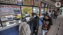Calon penumpang membeli tiket bus AKAP di Terminal Kampung Rambutan, Jakarta, Senin (18/4/2022). Kepala Terminal Kampung Rambutan Yulza Romadhoni memprediksi harga tiket bus AKAP akan mengalami kenaikan 50 hingga 100 persen dari harga normal yang terjadi H-7 Lebaran. (merdeka.com/Iqbal S. Nugroho)