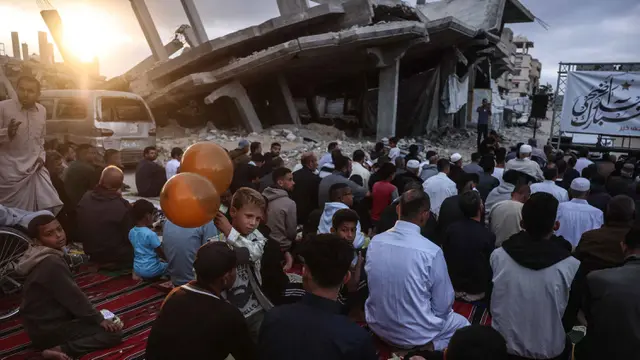 Warga Gaza Laksanakan Salat Idul Adha di Antara Sisa-sisa Reruntuhan dan Krisis Kemanusiaan