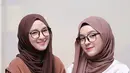 Dalam unggahan tersebut, terlihat pula Eca Aura yang tampil dengan hijab serta kacamata. Tentu saja penampilan Eca satu ini tampak begitu mirip dengan Nissa Sabyan. (Liputan6.com/IG//@nissa_sabyan)