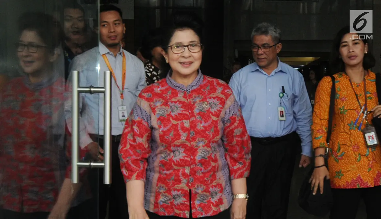 Menteri Kesehatan Nila F Moeloek usai menggelar pertemuan tertutup di Gedung KPK, Jakarta, Rabu (16/1). Kedatangan Nila untuk membahas kajian terkait tata kelola alat kesehatan bersama KPK. (Merdeka.com/Dwi Narwoko)