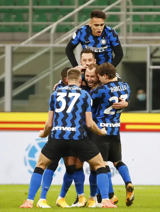Para pemain Inter Milan merayakan gol ke gawang AC Milan pada pertandingan perempat final Coppa Italia di Stadion San Siro, Milan, Italia, Selasa (26/1/2021). Inter Milan menang 2-1. (AP Photo/Antonio Calanni)