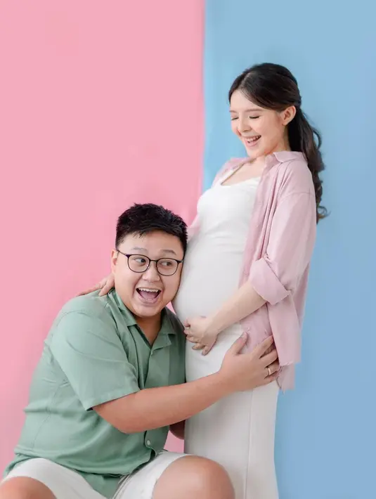 Bukan hanya karyanya yang menarik, namun kisah asmara keduanya juga mencuri perhatian. Ken dan Grat resmi menikah pada 1 September 2019 lalu. Setelah 3 tahun pernikahan, akhirnya mereka dikaruniai anak pertama. Dalam perjalanan kisah cinta mereka, suami istri YouTuber ini selalu mesra dan romantis. (Liputan6.com/IG/kenandgrat)