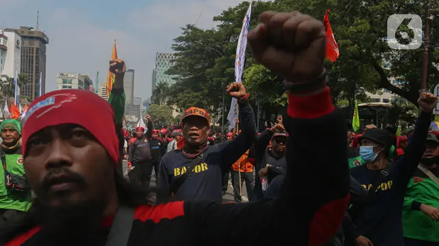 Massa Buruh Berunjuk Rasa di Kawasan Patung Kuda Jakarta